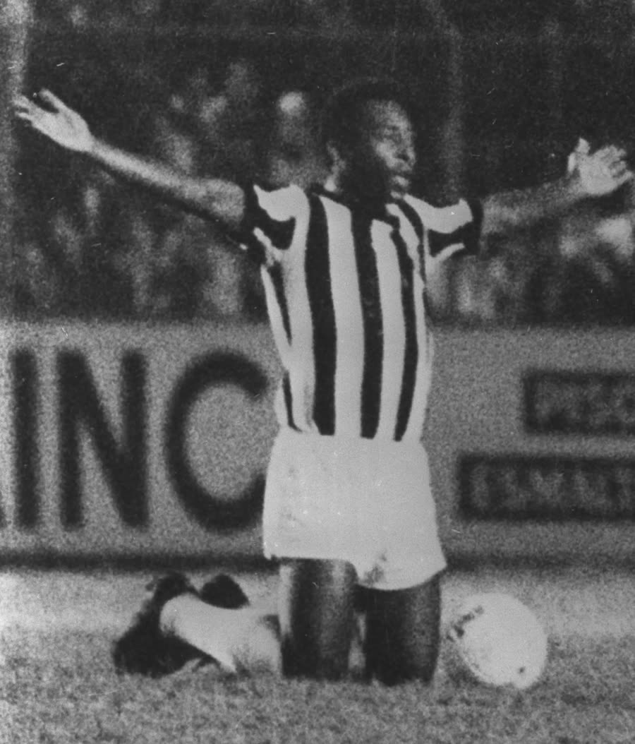 Há 52 anos, Pelé encerrava trajetória de 18 anos no Santos com despedida